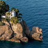 Promontorio di Portofino � La costa alta e frastagliata di questo piccolo porto della riviera ligure � solcata da sentieri che aprono scenari su ville, giardini e sul golfo del Tigullio. Immancabile � la passeggiata al faro immerso in una riserva naturale